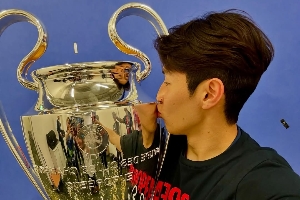 亚洲球员夺欧洲三冠王！李刚仁晒照亲吻大耳朵杯，配文：载入史册