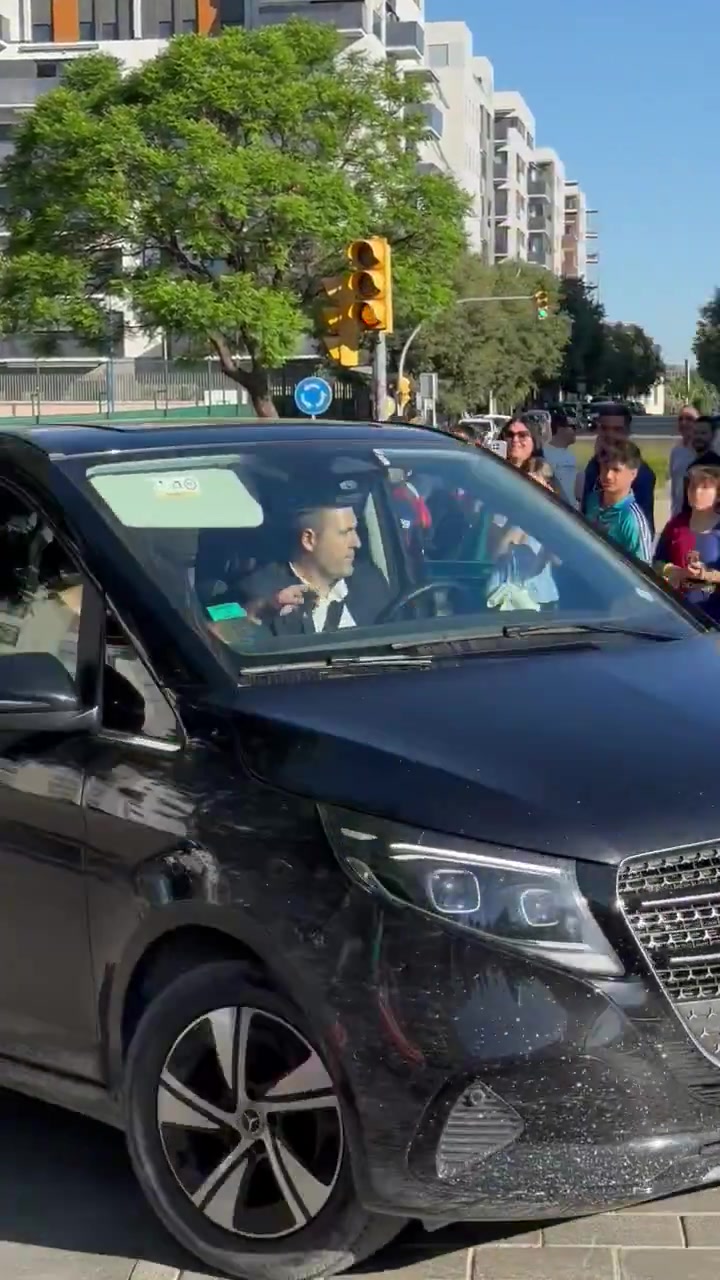 记者：亚马尔等人已归队正在体检中，没有人迟到